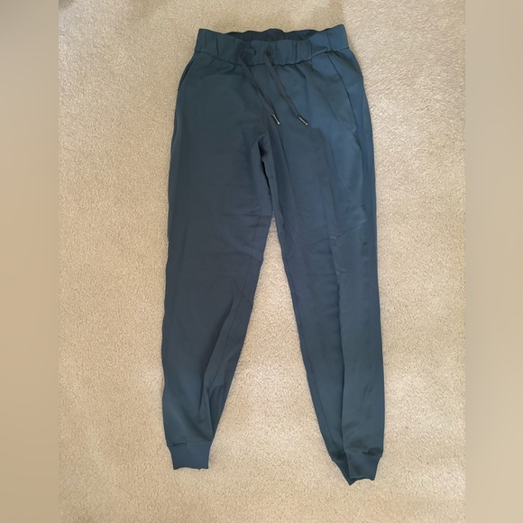 Women’s Size 4 Lululemon Dance Joggers - Picture 3 of 4